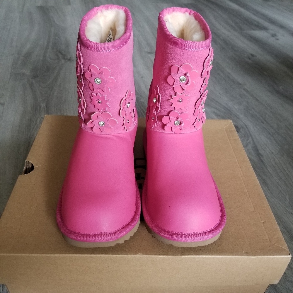 UGG Kids Short II Petal Leather Boots. - Picture 2 of 7